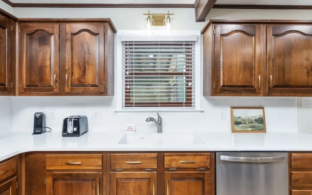 Becca's Place 3 Bedroom Home by RedAwning