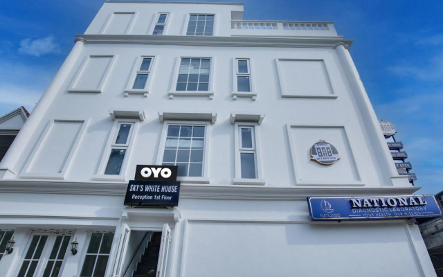 OYO Flagship 80590 Sky White House
