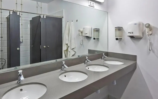 Hola Hostal Collblanc - Hostel