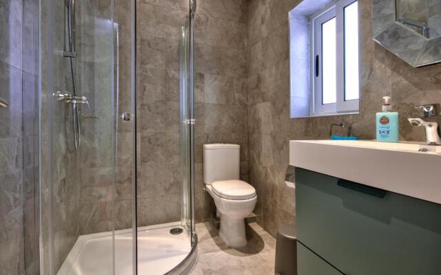 Elegant 4-bedroom Sliema Town House with Jacuzzi