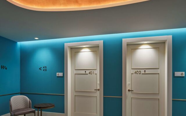De Bonart Naples, Curio Collection by Hilton