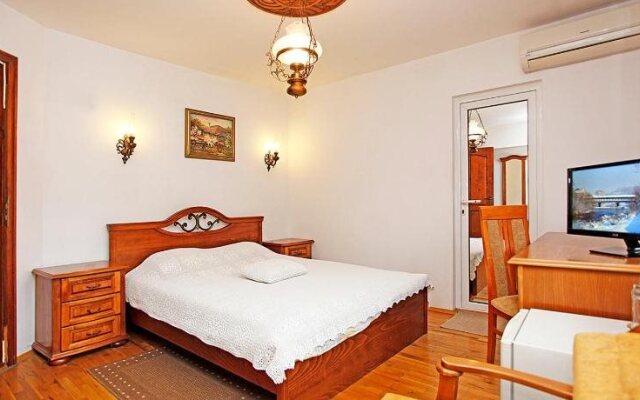 Family Hotel Varosha 2003