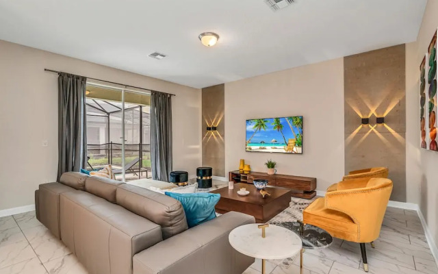 Edgy, Modern 6 Bed 5 Bath