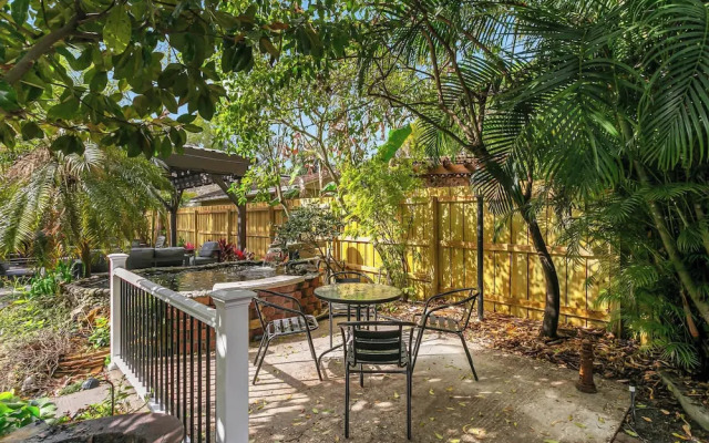 Pool House Oasis - Home for 6