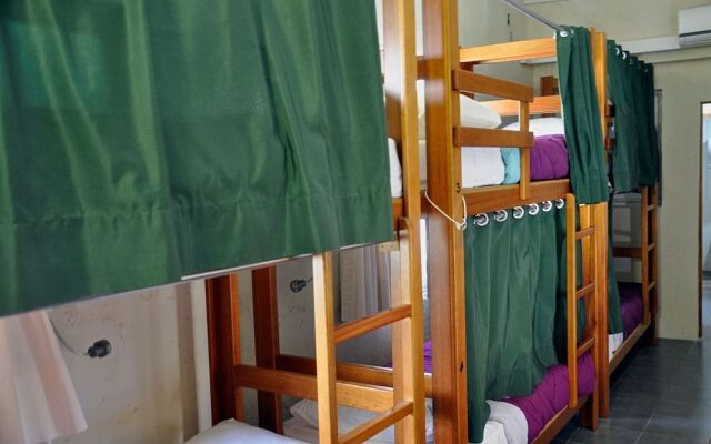 Alevines Playa el Emir Hostel & Suites