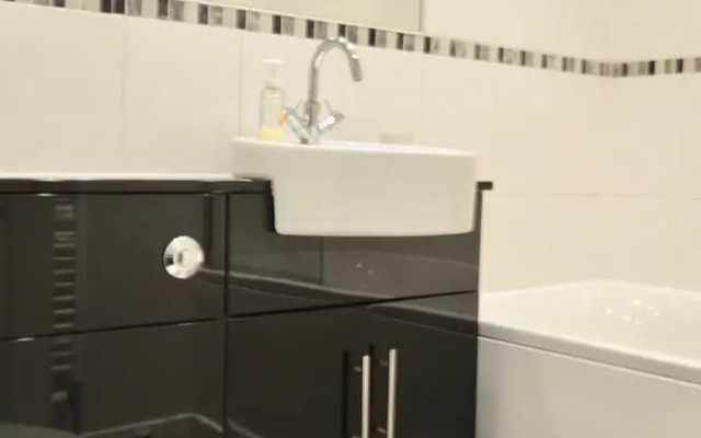 Lovely One Bedroom Flat by the Shore