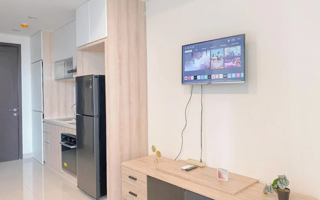 Spacious And Homey Studio At Cleon Park Apartment