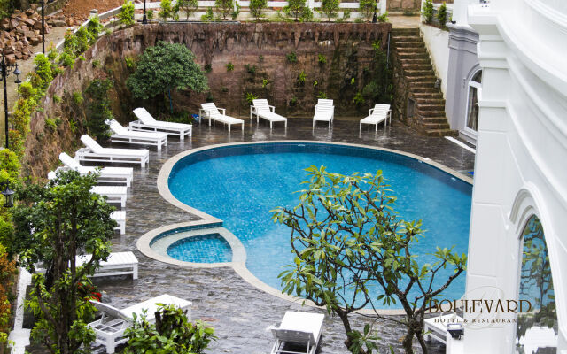 Boulevard Hotel