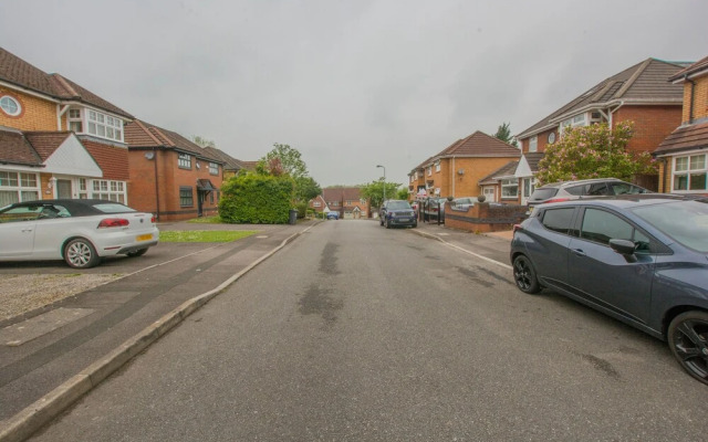 Modern 4 Bedroom Detached House in Cardiff