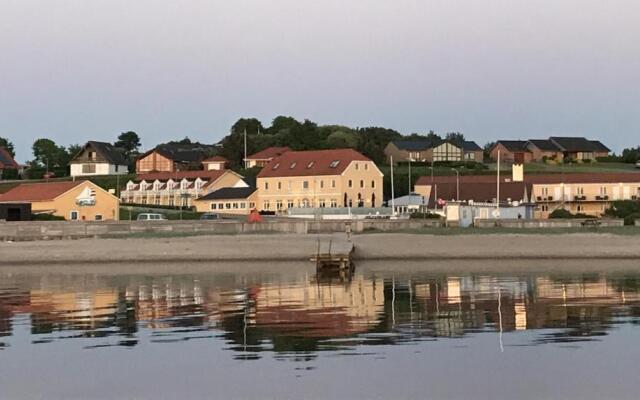 Hvalpsund Færgekro