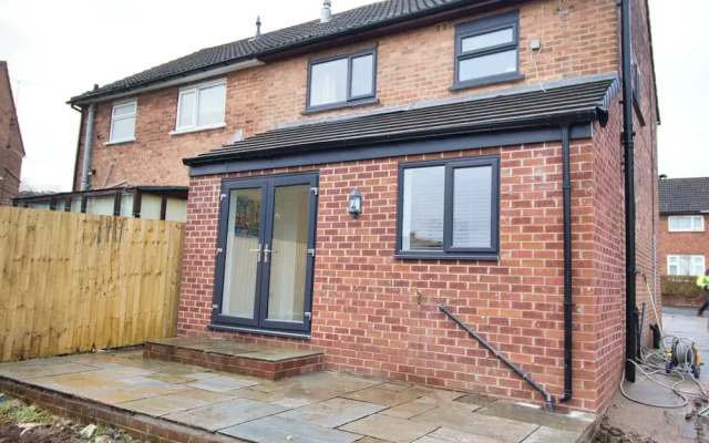 Spacious 3 Bed House - Newly Refurbished