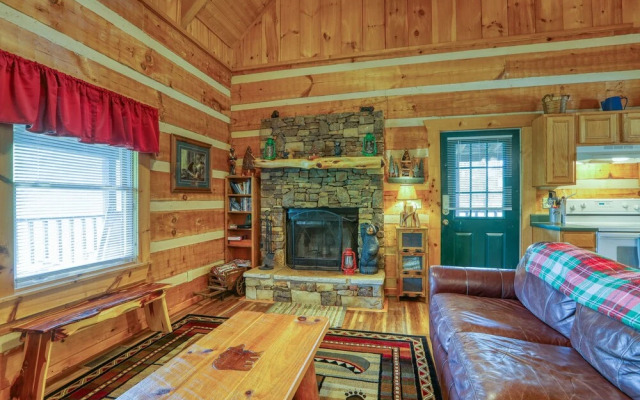 Bear Pause - 2 Bedrooms, 2 Baths, Sleeps 6 Cabin by RedAwning