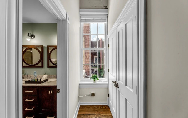 Downtown Delight - Private Balcony - Downtown Condo