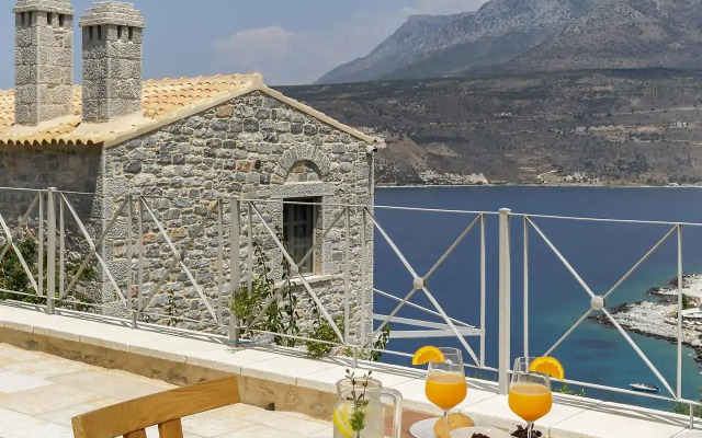 Trapela Limeni Luxury Suites