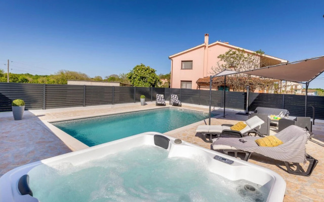 Nice Home in Valtura with Hot Tub & 4 Bedrooms