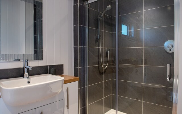 Super King Lodge-sleeps 2-hottub-sea View