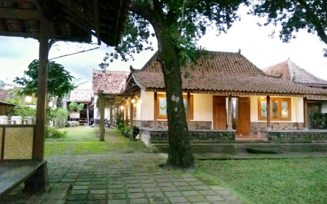 Omah Pitoe Guest House