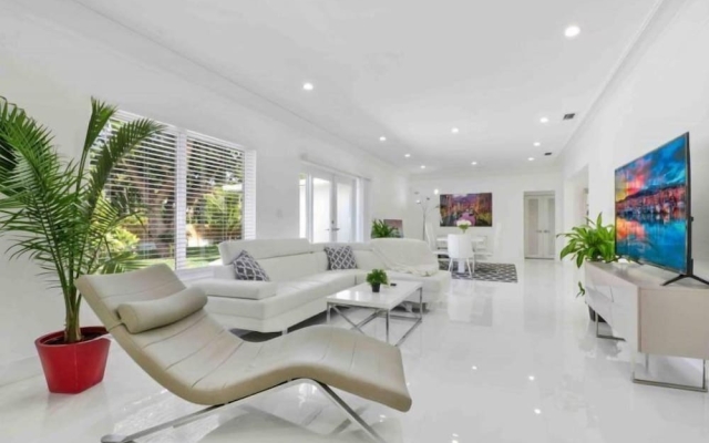 Sleek Miami Shores Residence With Hot Tub