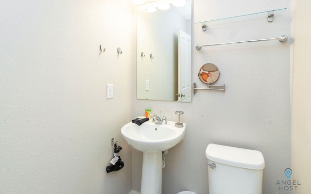 Spacious 4B Family-friendly Townhome Near Disney!