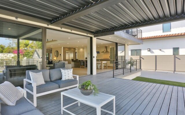 Spacious 5 Bedroom West Hollywood Home With Pool