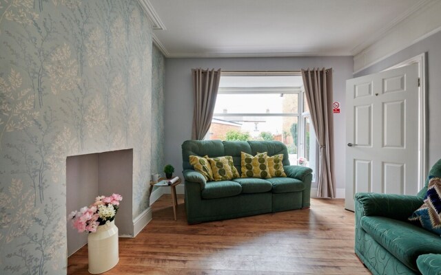 Detached 3 Bed House, Ideal for Long Stays & Pets