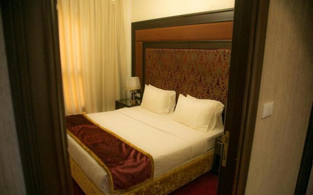 Queen's Suite Hotel
