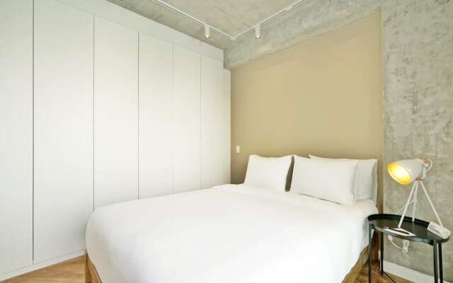 w Spectacular 2BR in Plaza Herrera