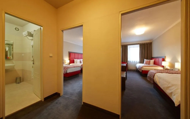 Nelly Kelly's Hotel