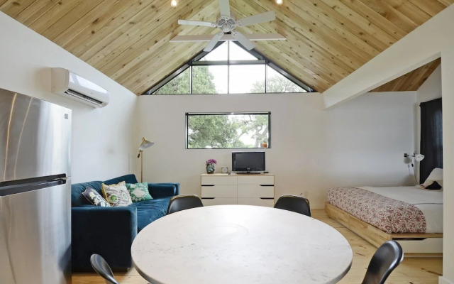 1BR SoCo Treehouse Studio by RedAwning