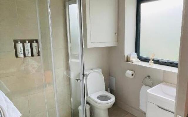 Studio Acorn private parking and garden