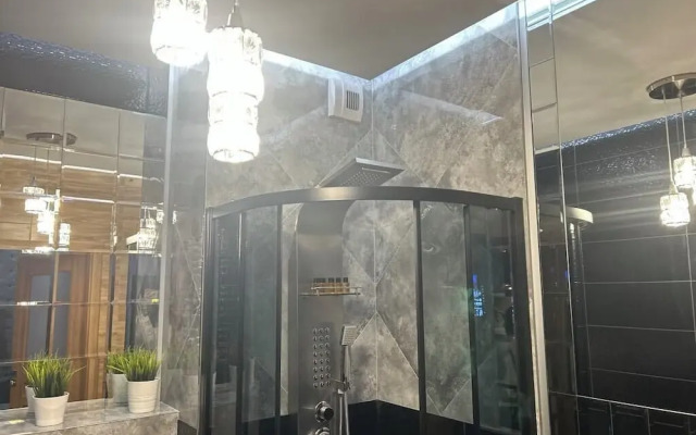 Glass House Hot Tub Apartments