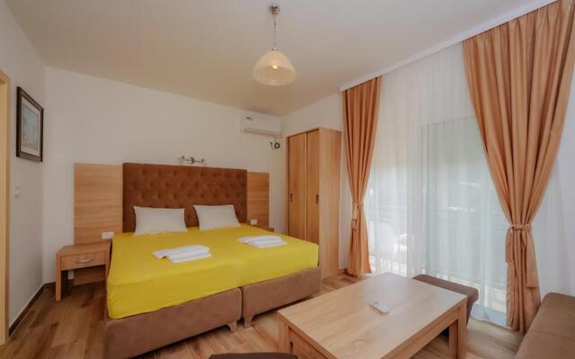 Apartments and Rooms Sole Mar