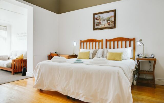 6 On Kloof Guest House