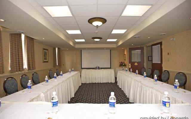 Monte Carlo Inn Airport Suites