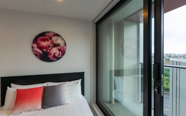 Brand New Spacious Studio Apt, Pool, Gym & Sauna – Guest Rooms – Auckland