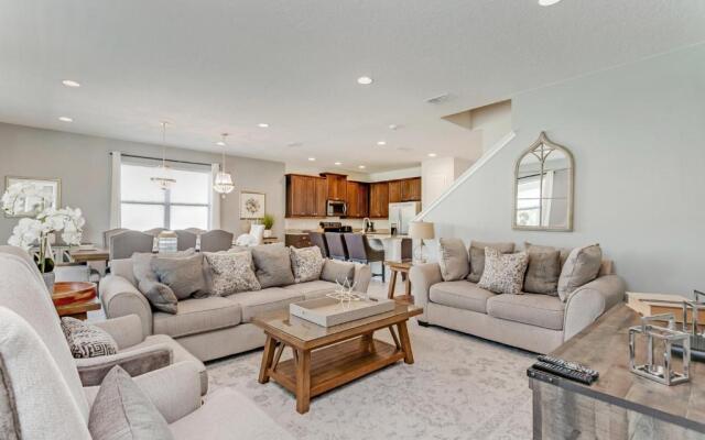 8 Bedroom Vacation Home with Pool 2114