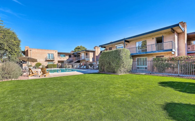 Stunning Old Town Condo: Pool & Sunset Views!