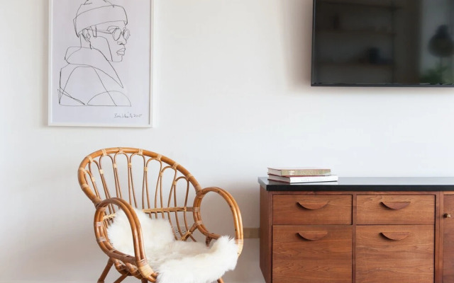 Vibrant Lincoln Park Suites by Sonder