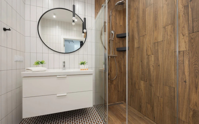 Bright Apartment With Parking by Renters