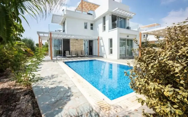 Remarkable 3-bed House in Paralimni