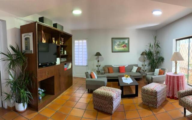 Casa para 12 con garaje, jardín y quincho