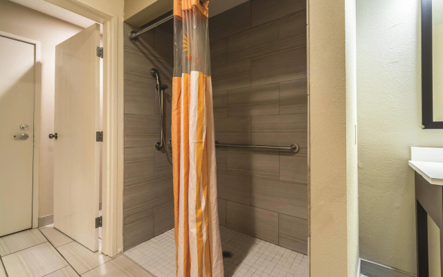 La Quinta Inn & Suites by Wyndham Collinsville - St. Louis