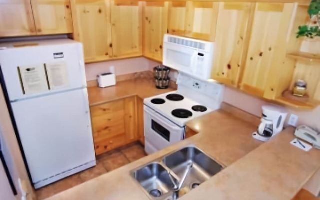 Sun Peaks Accommodation by Bear Country