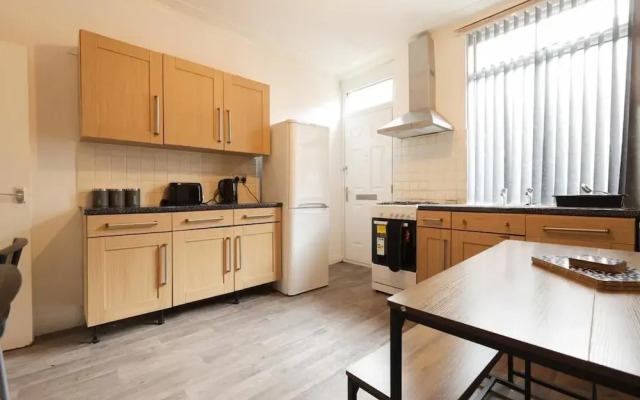 House-sleeps8-parking-garden