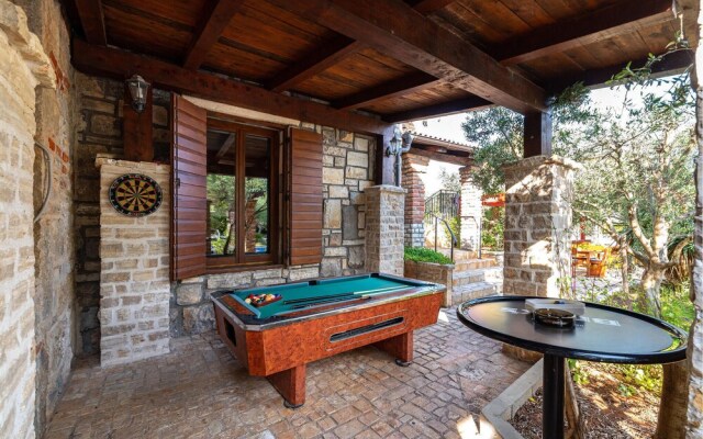 Amazing Home in Vir With 9 Bedrooms, Wifi and Outdoor Swimming Pool