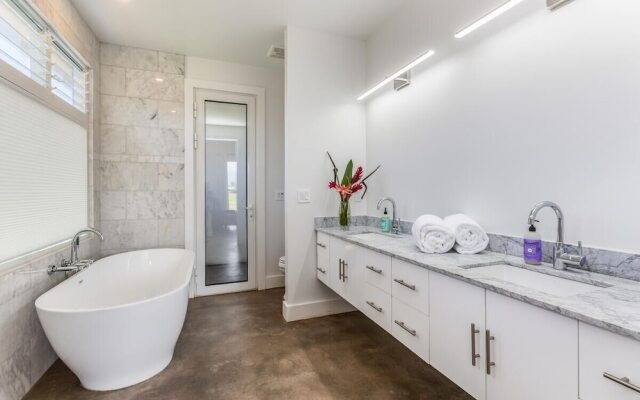 Kauai Tradewinds 4 Bedroom Home by RedAwning