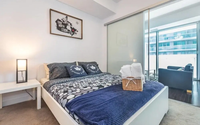CN Tower & Lake View, Luxury Condo in Downtown