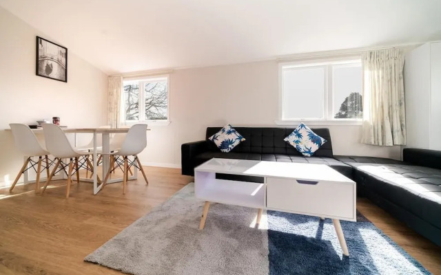 Takapuna Central Spacious & New Home 3