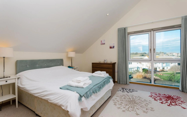 4 bed detached house - Freshwater