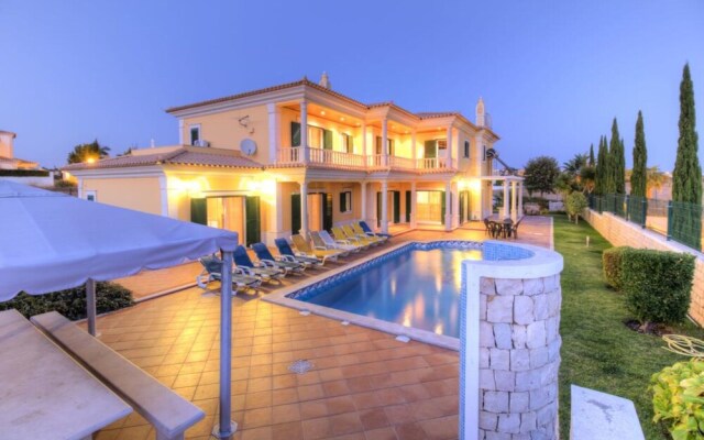 Villa - 5 Bedrooms with Pool and WiFi - 107490